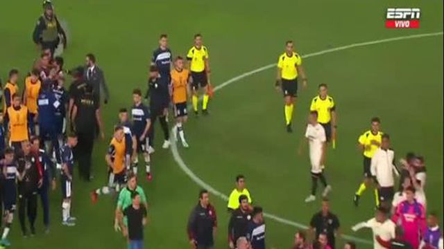 Universitario-Gimnasia termina com autêntica batalha campal
