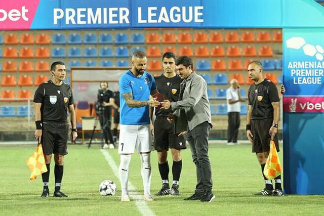 Português recebe prémio de melhor jogador da época passada