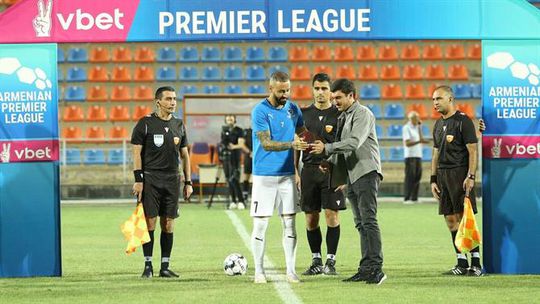 Português recebe prémio de melhor jogador da época passada