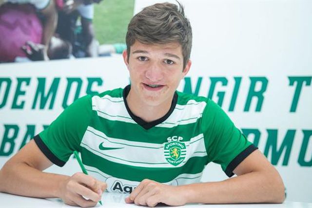 Diogo Martins assina contrato profissional