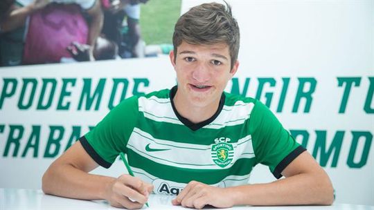 Diogo Martins assina contrato profissional