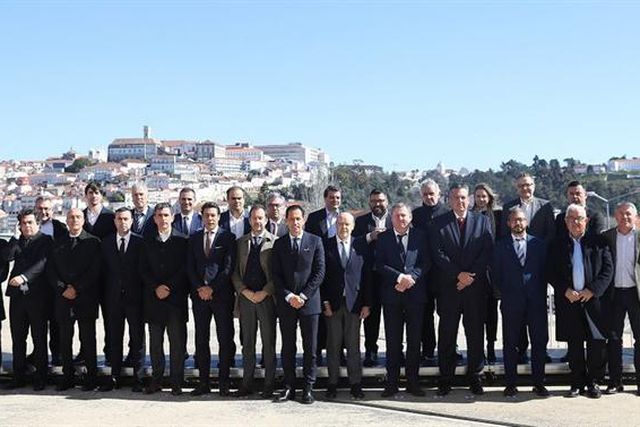A foto de família da Cimeira de Presidentes com dois pormenores