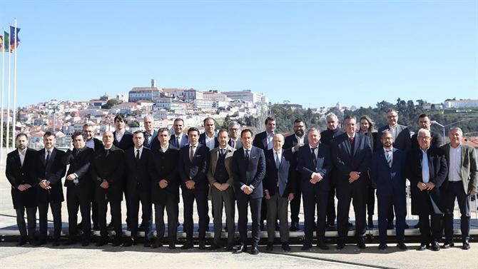 A foto de família da Cimeira de Presidentes com dois pormenores