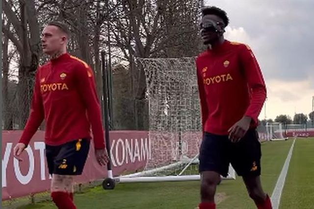 Abraham usa máscara de proteção na véspera de embate europeu (vídeo)