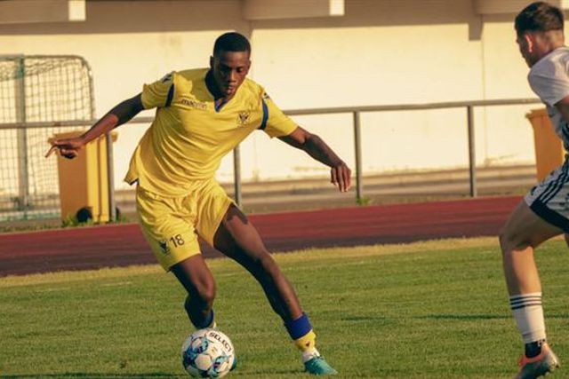 Passou pela formação do Benfica, vem da Bélgica e é o novo 'bebé do Mar'