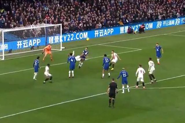 Arrepiante: Azpilicueta é atingido na cara e cai inanimado no relvado (vídeo)