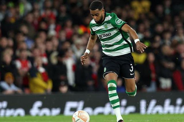 St. Juste apontado mas longe do Ajax