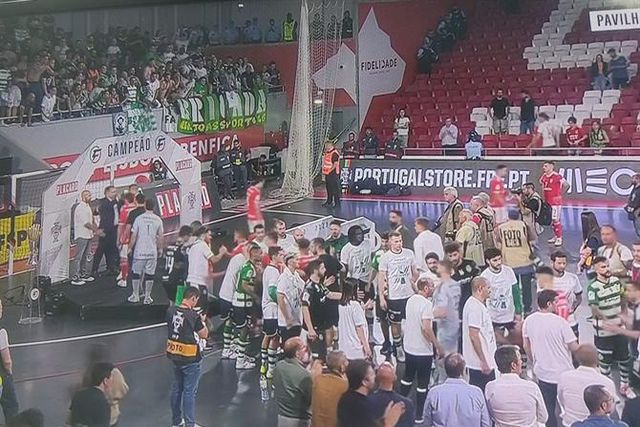 'Fair-play' imperou no final do dérbi decisivo