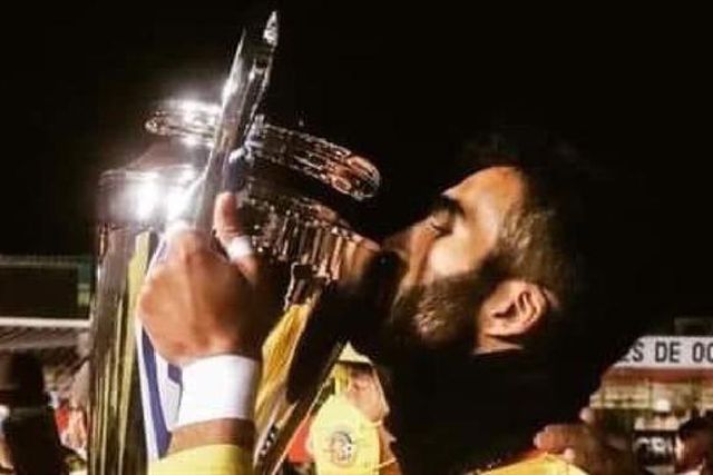 Defesa de 25 anos morre durante treino