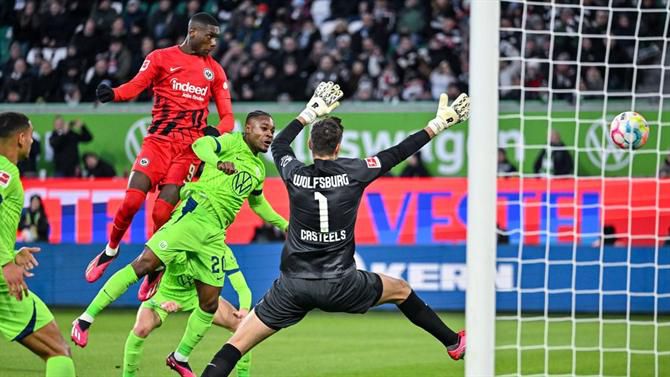 Buta assiste mas Eintracht falha aproximação à Champions (vídeo)