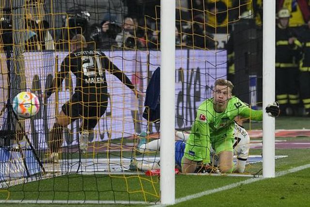 Dortmund goleia e salta para o segundo lugar