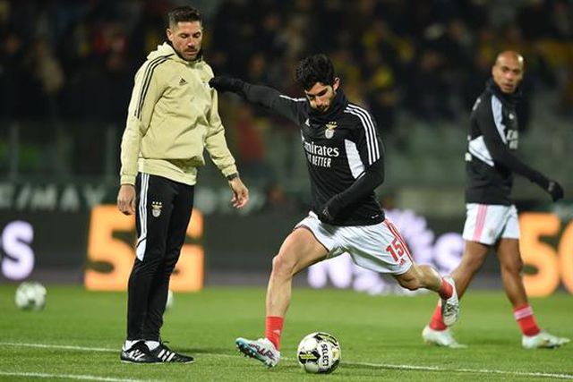 Gonçalo Guedes operado ao joelho