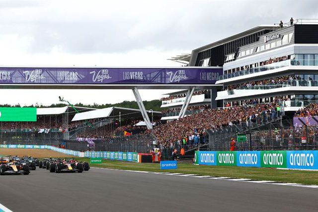 Verstappen vence na Grã-Bretanha à frente de Norris e Hamilton