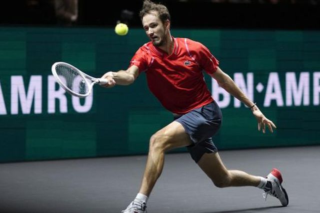 Medvedev passeia frente a Rublev e conquista terceiro torneio seguido