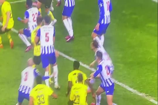 Uma mão na cara de Boateng que deu falta... a favor do FC Porto (vídeo)