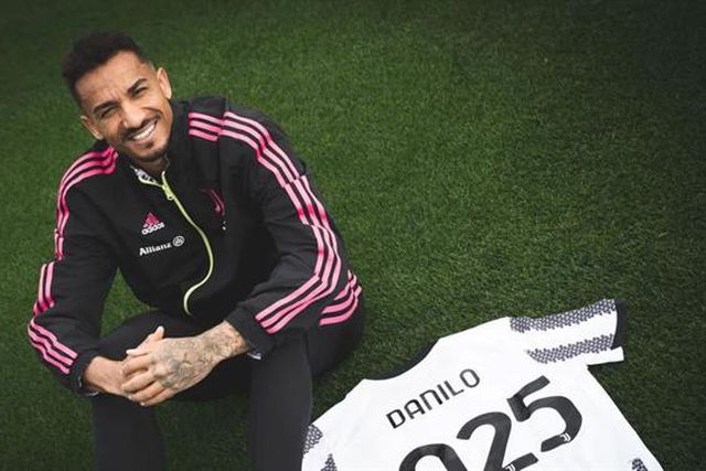 Oficial: Danilo renova por mais um ano