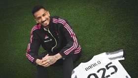 Oficial: Danilo renova por mais um ano