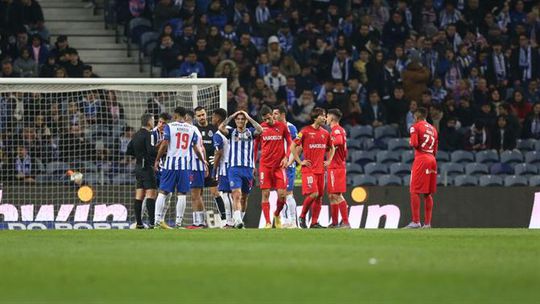 Penálti contra o FC Porto, após alerta do VAR, e Gil Vicente dá a volta (vídeo)