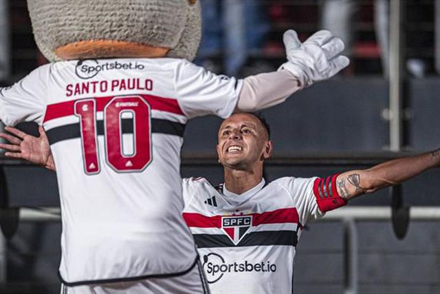 Taça: Golo 'cometa' de Raphinha castiga Palmeiras com nova derrota em dérbi (vídeo)