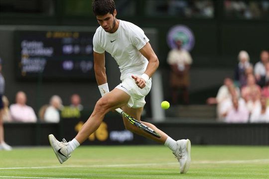 Wimbledon: Alcaraz e Djokovic avançam; Tsitsipas cai