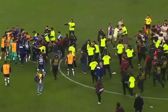Universitario-Gimnasia termina com autêntica batalha campal (vídeo)