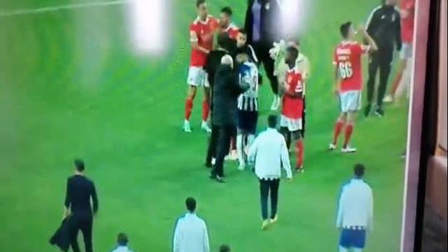 Taremi agarrou Schmidt pelo pescoço