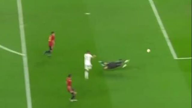 Mais sorte que técnica: Uzuni marcou assim a Espanha