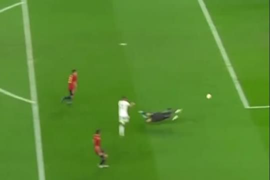 Mais sorte que técnica: Uzuni marcou assim a Espanha