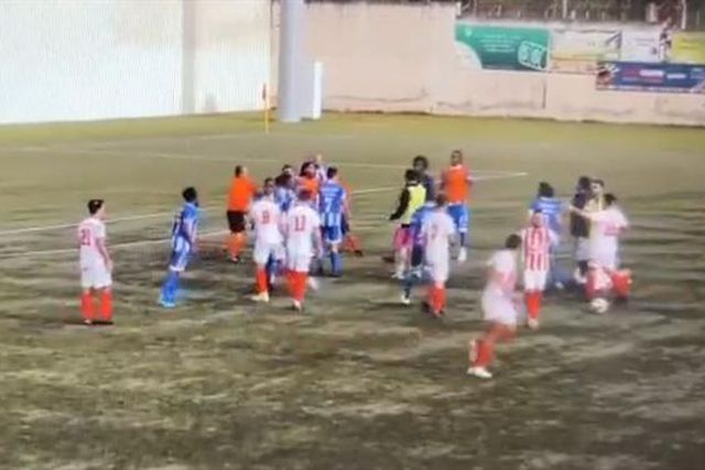 Agressão bárbara de guarda-redes a avançado na Distrital de Santarém (vídeo)