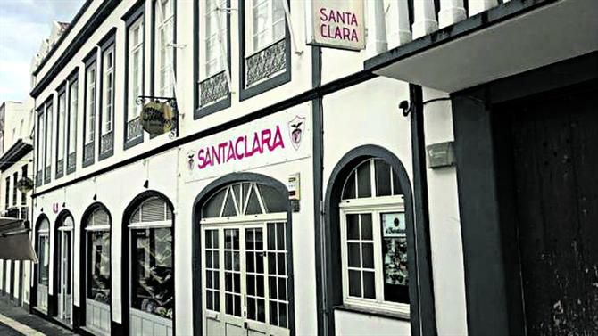 Buscas no Santa Clara: o que está em causa