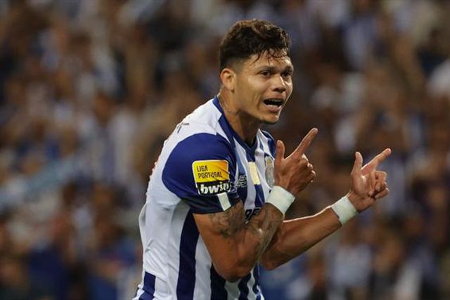 Evanilson espreita onze no jogo 100 pelo dragão