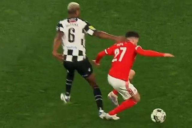 Ibrahima arriscou vermelho nesta falta sobre Rafa (vídeo)