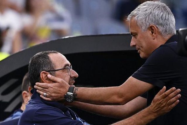 Sarri aponta o dedo à suspensão de castigo a Mourinho