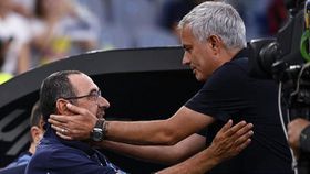 Sarri aponta o dedo à suspensão de castigo a Mourinho