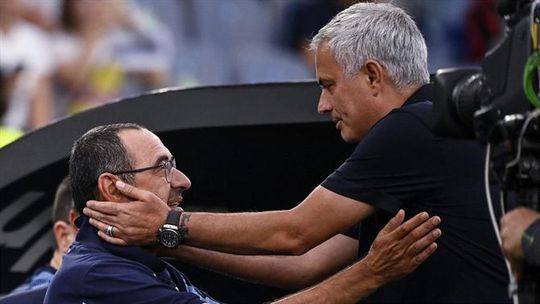 Sarri aponta o dedo à suspensão de castigo a Mourinho