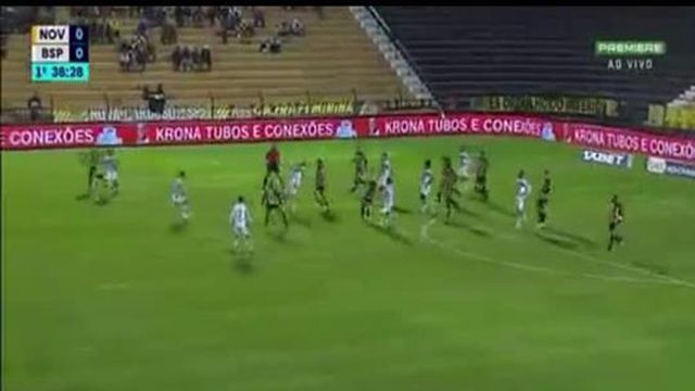 Golo de bicicleta e de fora da área!