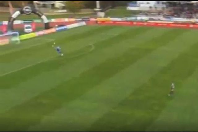 O insólito autogolo a 60 metros da baliza (vídeo)