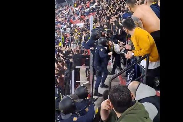 Cena lamentável: polícia espanhol agride adepto do Fenerbahçe (vídeo)