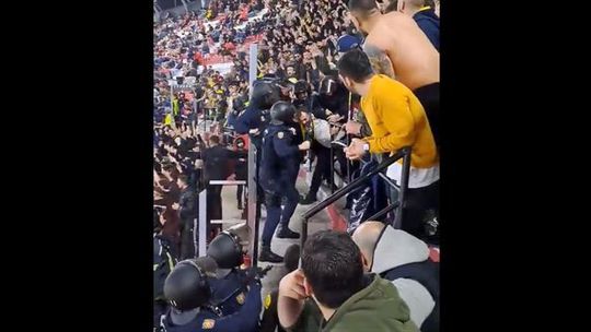 Cena lamentável: polícia espanhol agride adepto do Fenerbahçe (vídeo)