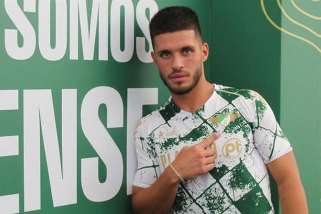 Oficial: Lado direito da defesa tem uma cara nova