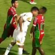 Cena lamentável: jogador agride adversário com cabeçada (vídeo)