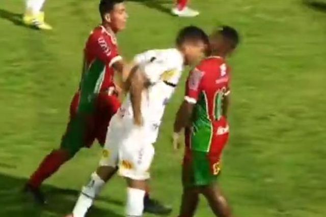 Cena lamentável: jogador agride adversário com cabeçada (vídeo)