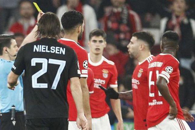 Quem está na frente para o lugar de Otamendi na Champions