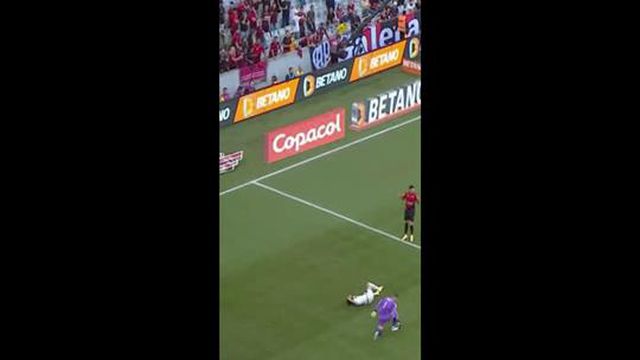 Guarda-redes desejado pelo Benfica falhou tempo de entrada e… acabou a ver amarelo