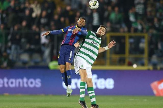 Chaves pediu penálti de Coates neste lance (vídeo)