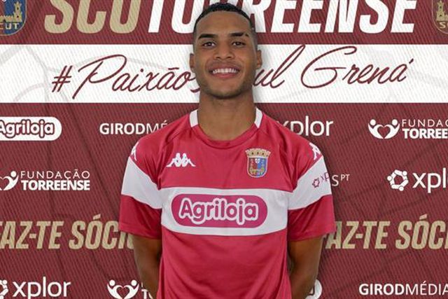 Oficial: Avançado colombiano ruma ao Oeste