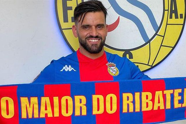 Vítor Bruno reforça a defesa do Alverca