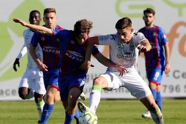 Notícia A BOLA: Lusitânia de Lourosa garante Nuninho