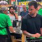 O que Messi procurava: tranquilamente, com a família, nas compras de casa (vídeo)