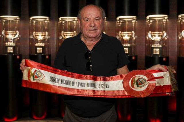 António Simões doou faixa de campeão ao museu do Benfica